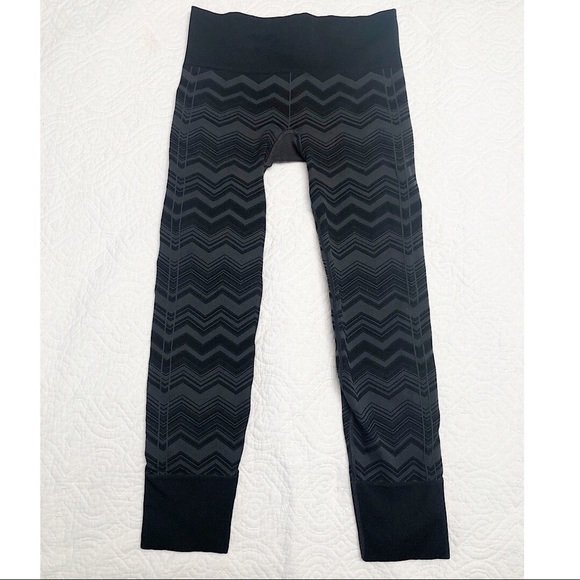 Lululemon Ebb To Street Black Chevron Yoga Pants 6 - Picture 3 of 7